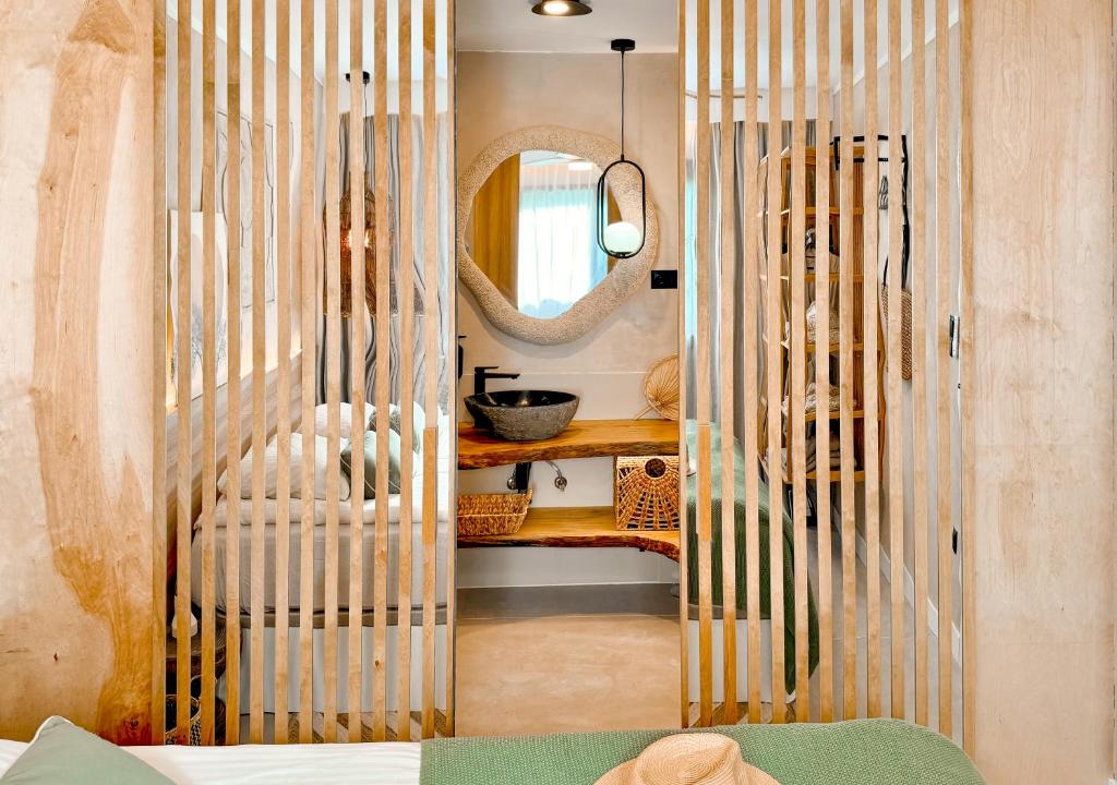 ein Bad mit einem Spiegel und einem Stuhl in einem Zimmer in der Unterkunft ZAMA Bella Vista in Acantilado de los Gigantes