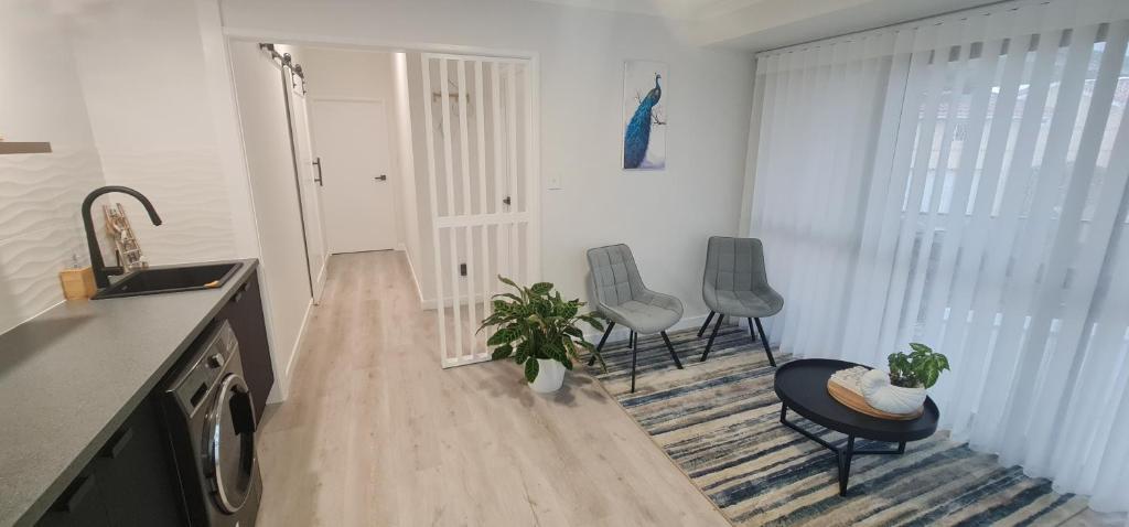 Kuchyň nebo kuchyňský kout v ubytování Beach House Yeppoon - ARay at Cooee Bay - Apt A