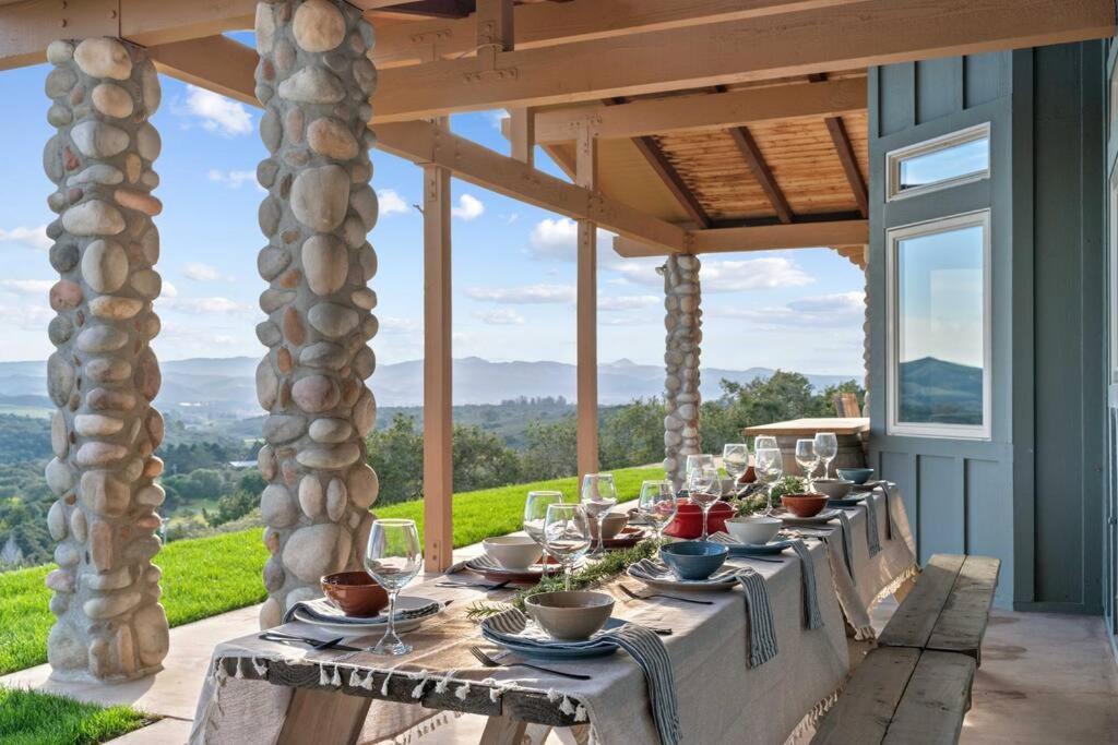 einen langen Tisch mit Weingläsern auf der Terrasse in der Unterkunft Private Ranch Retreat in Lompoc