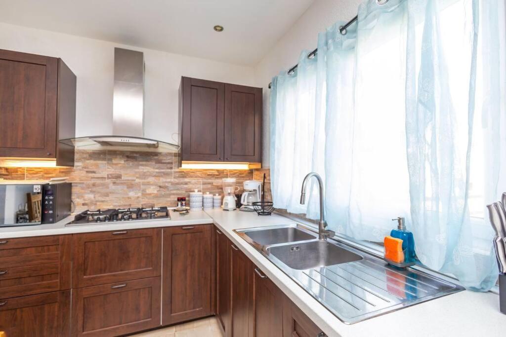 Kuchyň nebo kuchyňský kout v ubytování Spotless 3 BRs house w/ pool