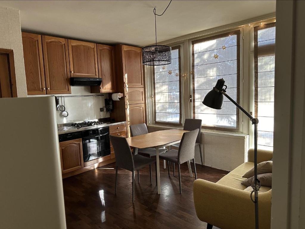 - une cuisine et une salle à manger avec une table et des chaises dans l'établissement Appartamento Patascoss, à Madonna di Campiglio