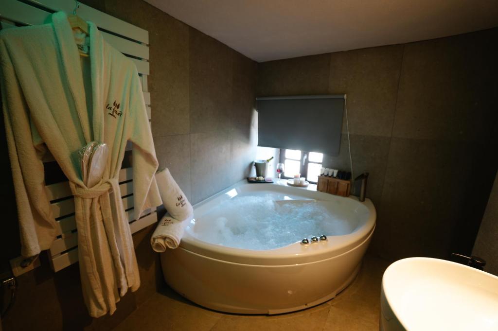 邁措翁的住宿－la foret，带浴缸的浴室和卫生间
