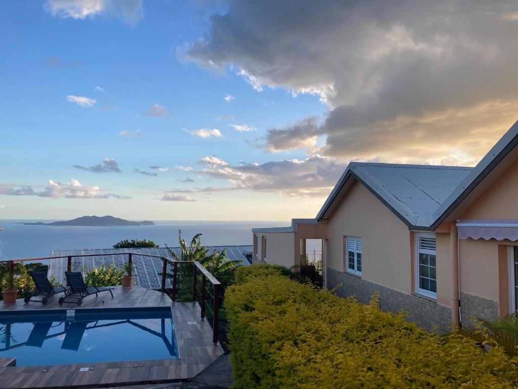 una villa con vista al mar en COROSSOL, en Trois-Rivières