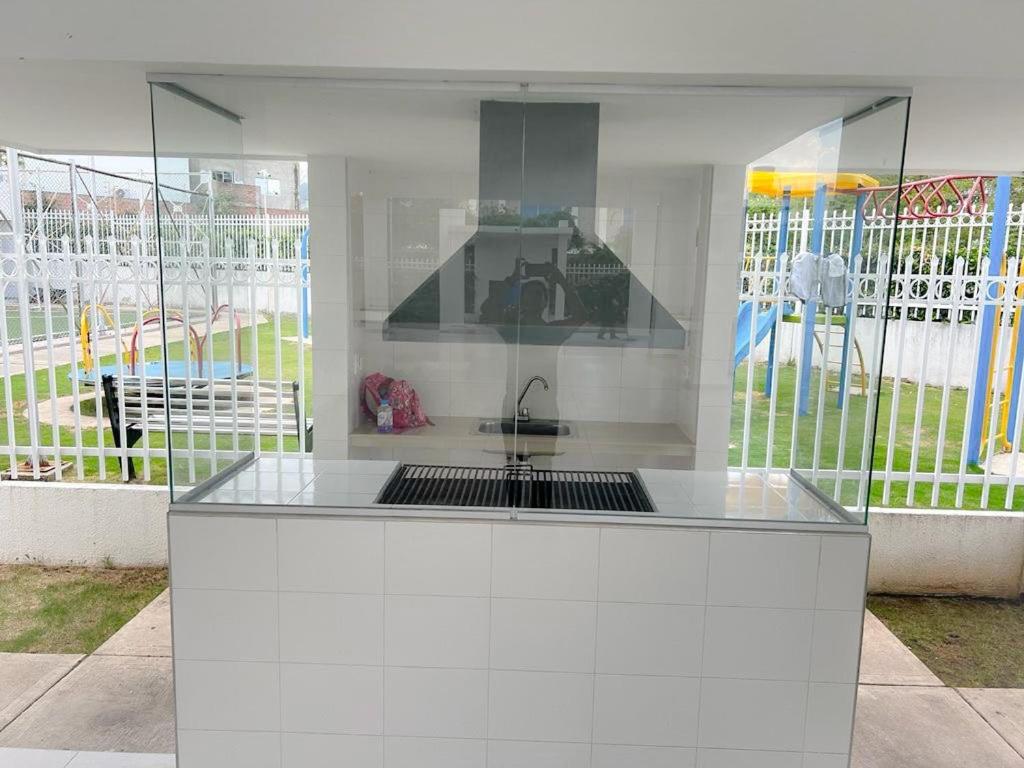 una cucina bianca con lavandino e piano cottura di Apartaestudio Amoblado a Valledupar