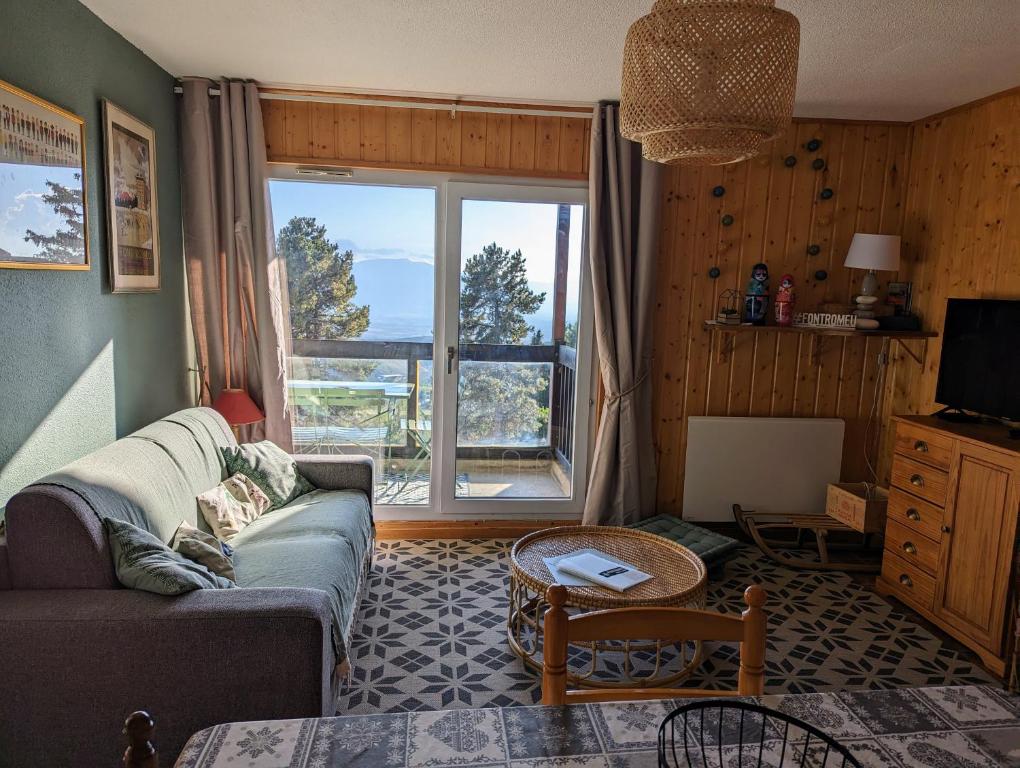Posedenie v ubytovaní Charmant appartement centre ville de Font-Romeu, vue montagne