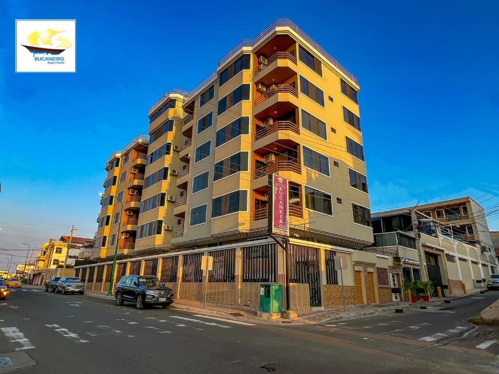 un edificio amarillo al lado de una calle en Hotel Bucaneiro en Manta