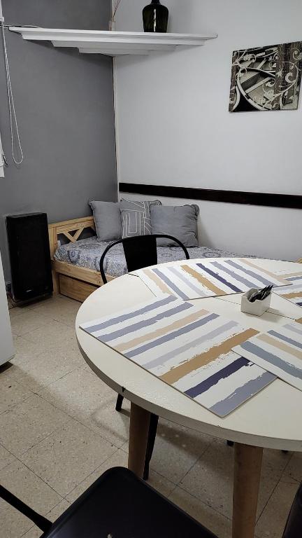 een kamer met een bed, een bank en een tafel bij Departamento Mar del Plata, La Perla in Mar del Plata