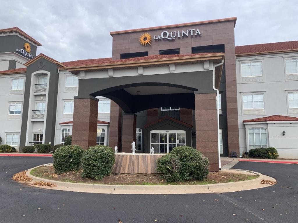 a hotel with a building with a sign on it at La Quinta by Wyndham OKC North - Quail Springs in Oklahoma City