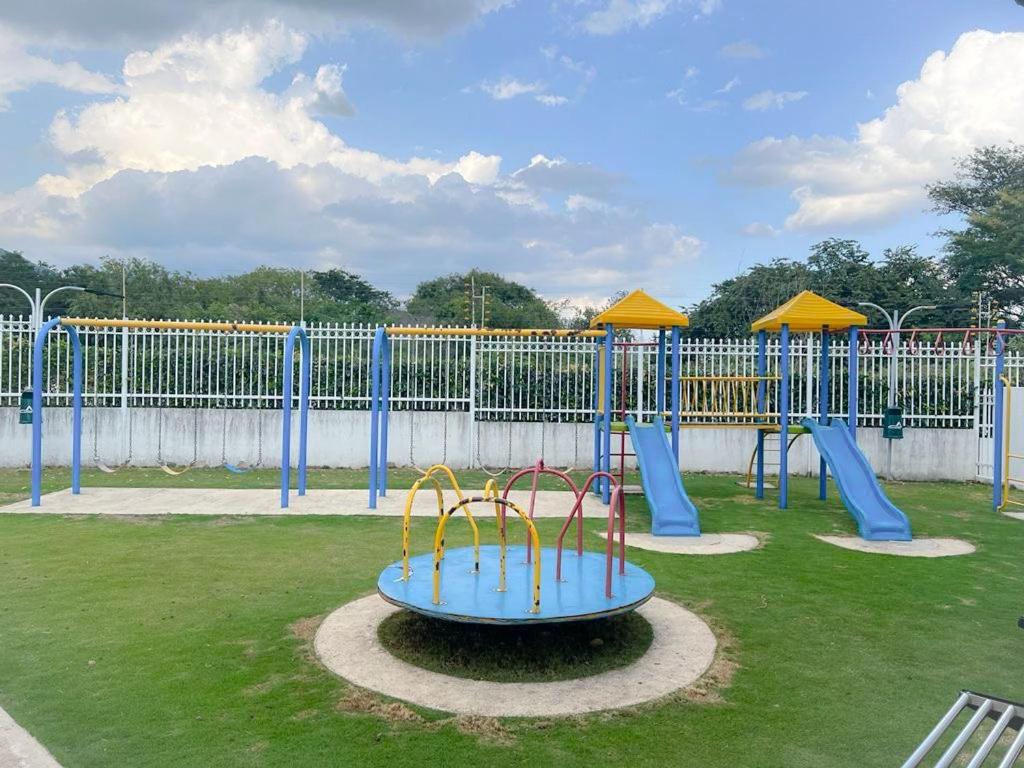 un parco con parco giochi con scivolo e scivoli di Apartaestudio Amoblado a Valledupar