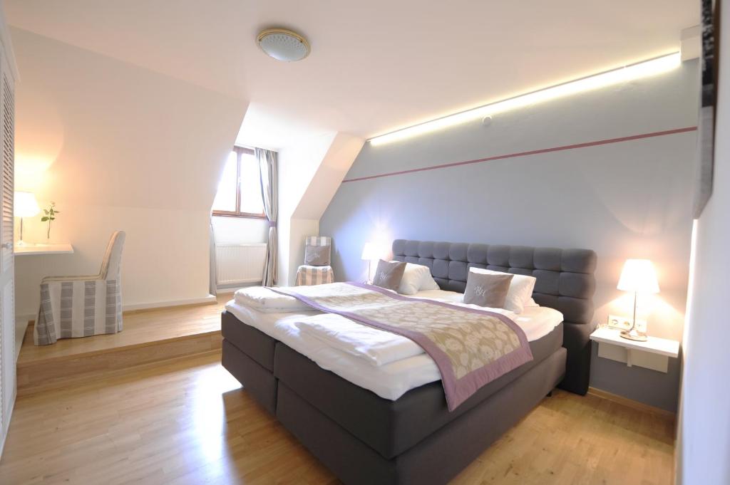 Postel nebo postele na pokoji v ubytování Renaissancehotel Raffelsberger Hof B&B