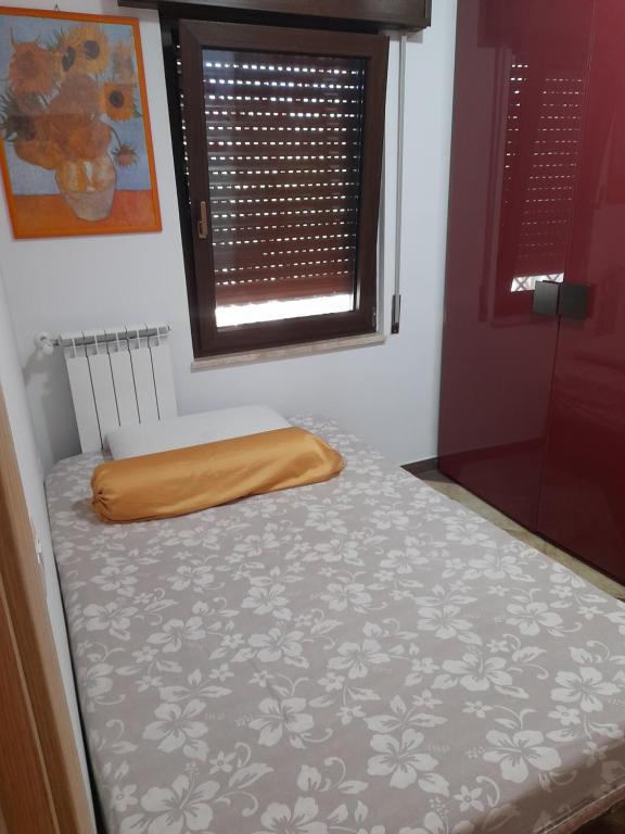 a bed in a room with a window at Villetta da Fedro in Leporano