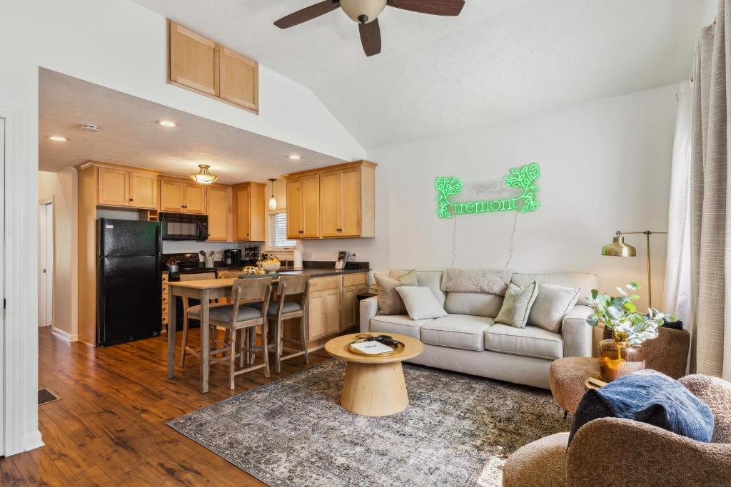Kuchyň nebo kuchyňský kout v ubytování Newly Renovated Tremont Treasure I Cozy + Modern