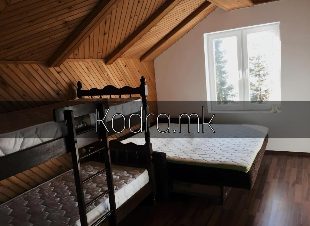 um quarto com 2 beliches e uma janela em Kodra - Villa 71 em Tetovo