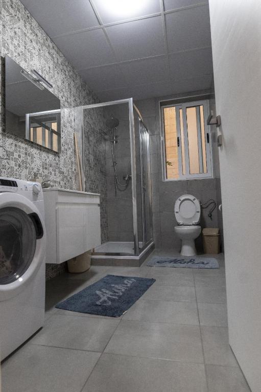 Green door Valletta - 11