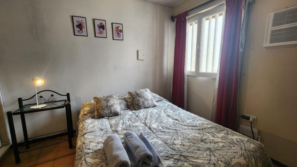 a bedroom with a bed with towels on it at Departamento centrico con cochera! Excelente ubicación in Mendoza