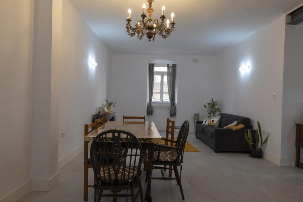 Green door Valletta - 8