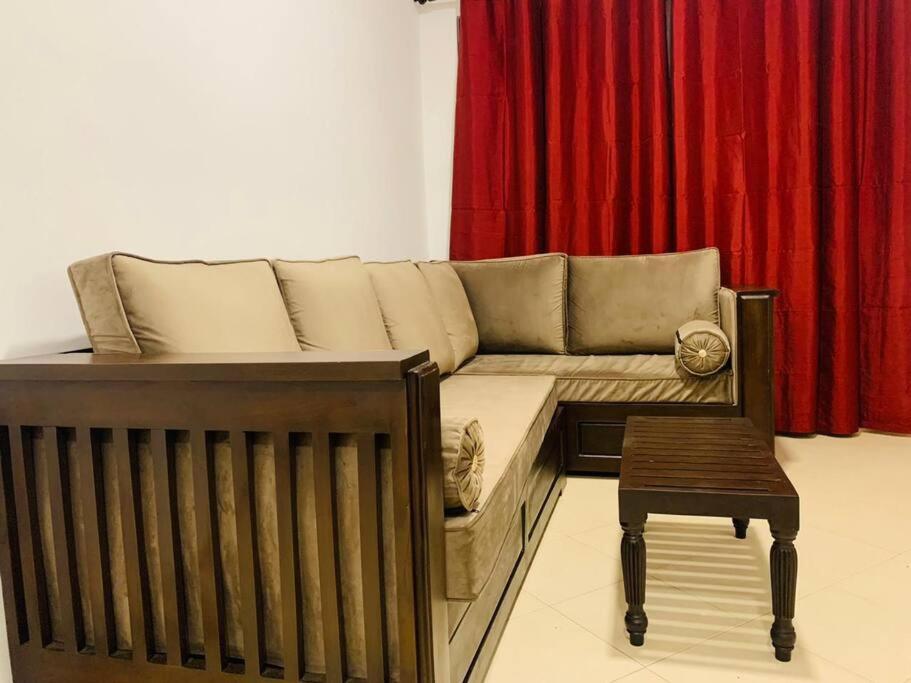 uma sala de estar com um sofá e uma cadeira em 3 bedroom apartment in Colombo. em Colombo