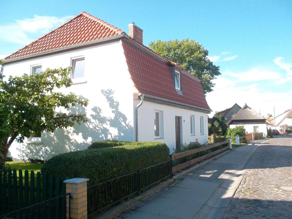WieckにあるFerienwohnung am Greifswalder Boddenの赤い屋根の白い家