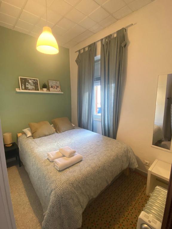 1 dormitorio con 1 cama con 2 toallas en Beato Typical House, en Lisboa