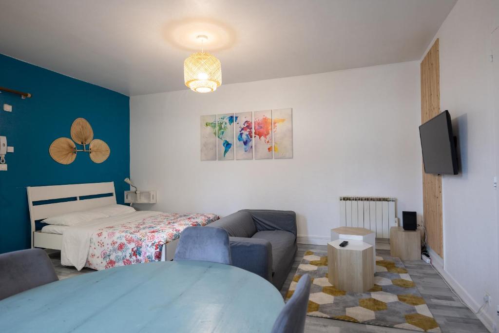 - un salon avec un canapé et un lit dans l'établissement LE STUDIO DE L'ILE, à Nantes