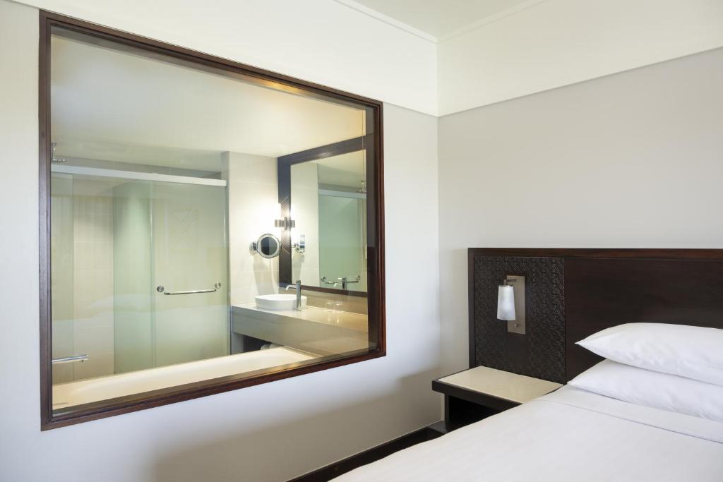Postel nebo postele na pokoji v ubytování Fiji Marriott Resort Momi Bay