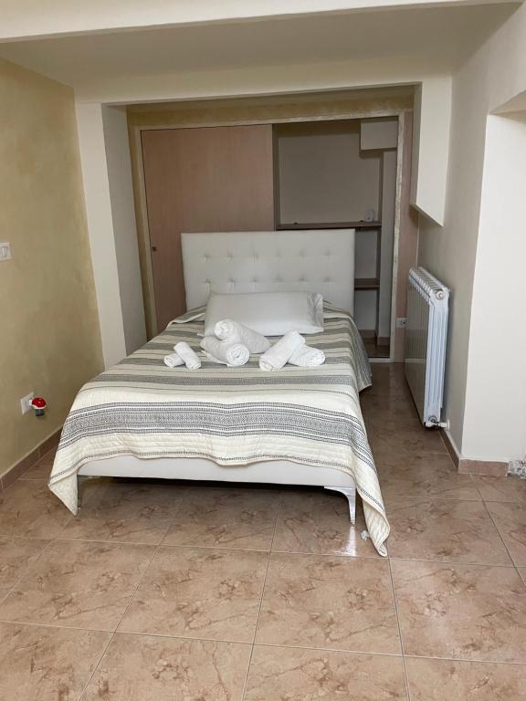 ein Schlafzimmer mit einem Bett mit Handtüchern darauf in der Unterkunft Mini appartamento” La Casetta” in Cosenza