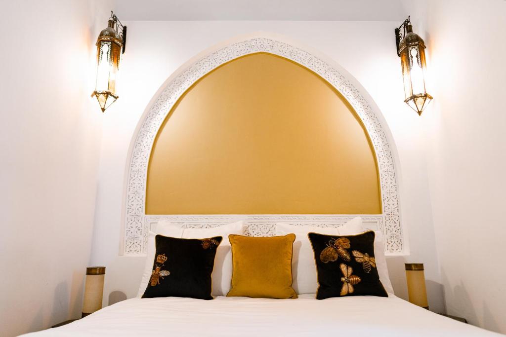 Postel nebo postele na pokoji v ubytování Riad Dar Alhambra