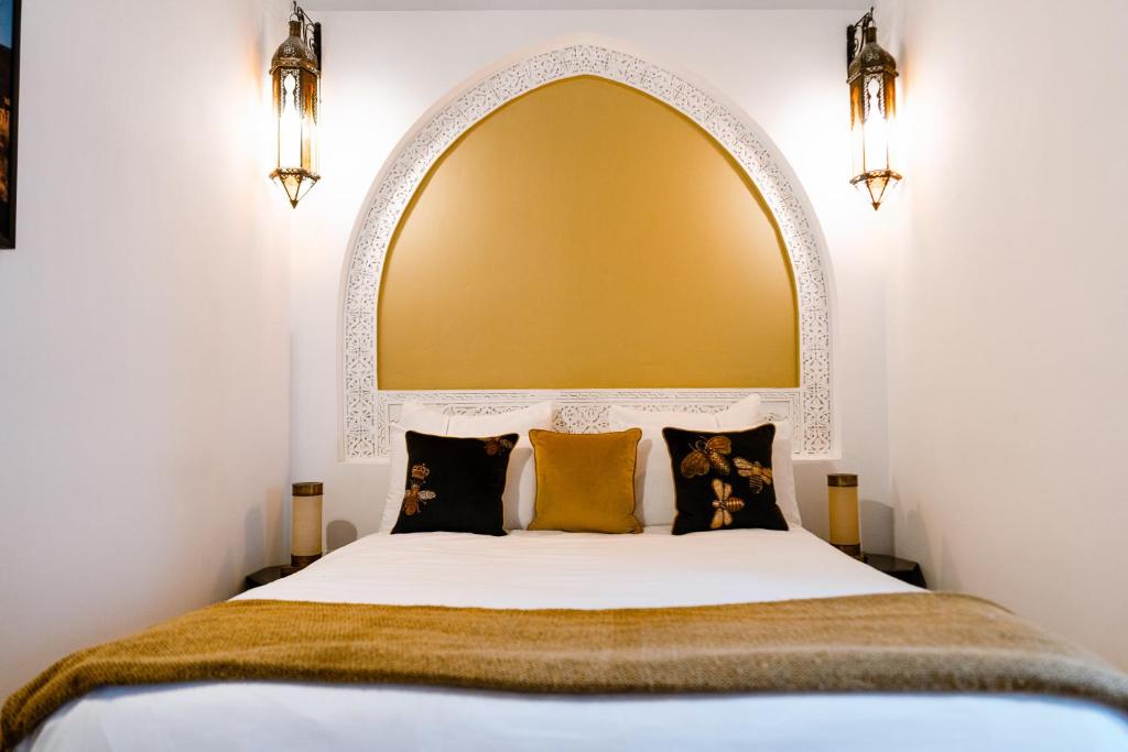 Postel nebo postele na pokoji v ubytování Riad Dar Alhambra