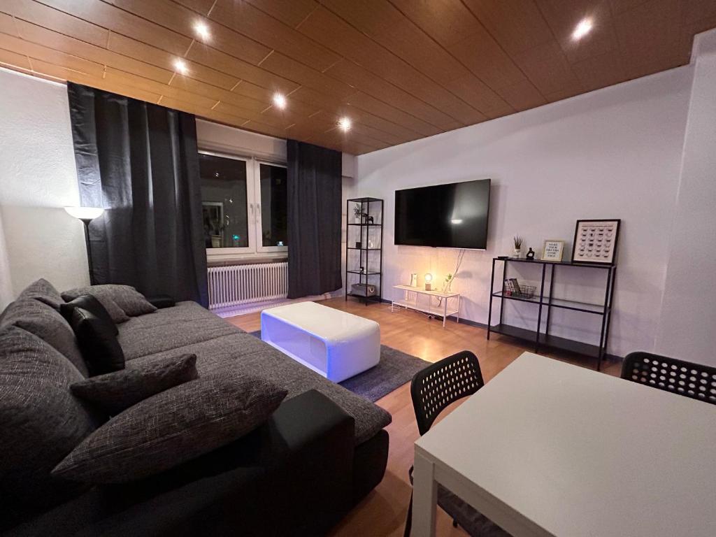 ein Wohnzimmer mit Sofa und Fernseher in der Unterkunft 3 Zimmer Wohnung in Dortmund in Dortmund