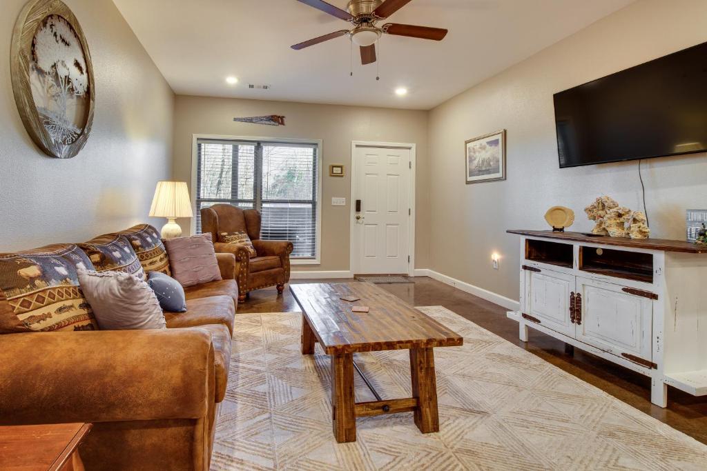 Bull ShoalsにあるCozy Bull Shoals Condo Getaway about 1 Mi to Lake!のソファとテレビのあるリビングルーム