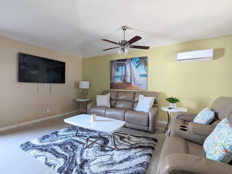 uma sala de estar com um sofá e uma mesa em 3Bed & 2Bath Property Couple minutes from Siesta Key Beach & Downtown Sarasota em Sarasota