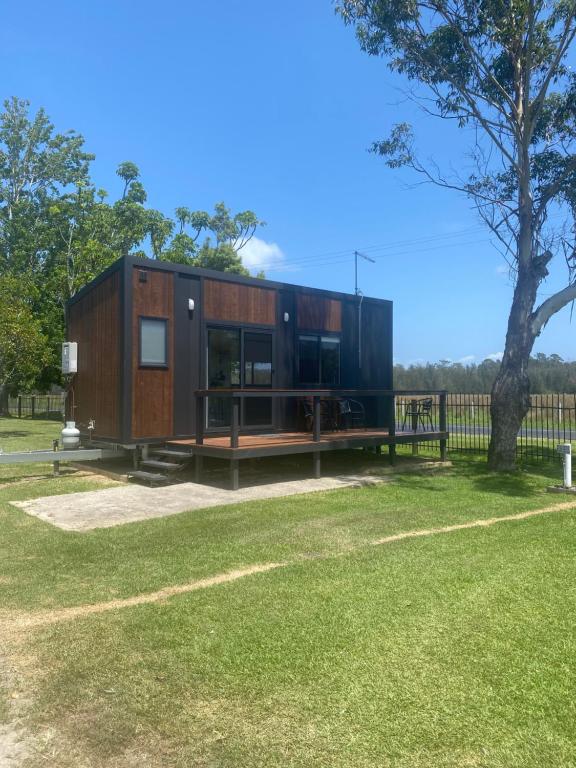 een modern huis met een grote tuin bij Bellinger River Tourist Park in Repton