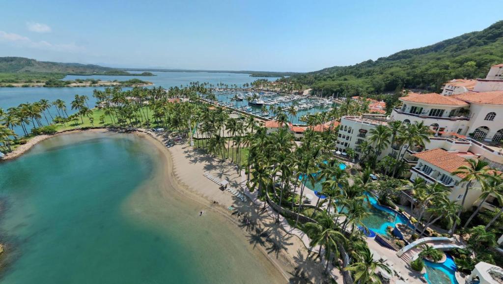 uma vista aérea de um resort com praia e água em Grand Isla Navidad Golf & Spa Resort with Marina em Barra de Navidad