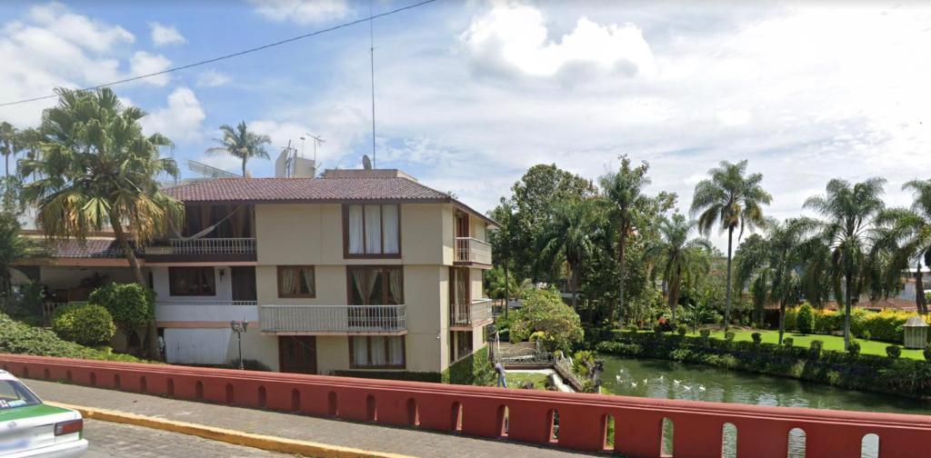 uma casa com um rio em frente em Casa Juan Gabriel em El Castillo