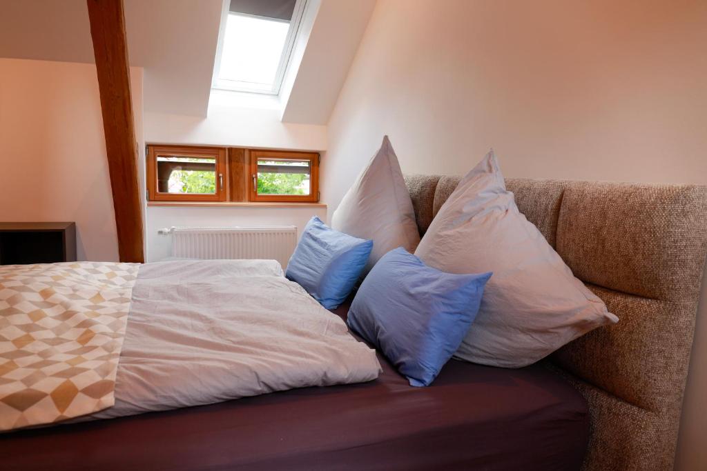 Postel nebo postele na pokoji v ubytování Neu - Wenkheimer Hof Scheunen-Loft