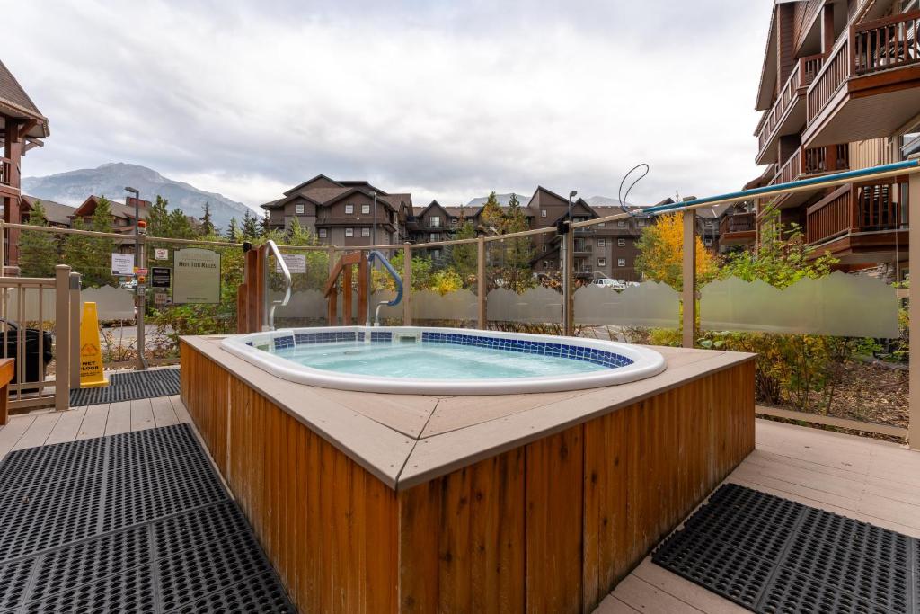 Bazén v ubytování Romantic Mountain Escape - Hot Tubs & Private Balcony! managed by Little Sister Getaways nebo v jeho okolí