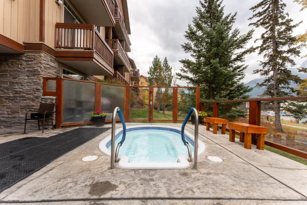 Bazén v ubytování Romantic Mountain Escape - Hot Tubs & Private Balcony! managed by Little Sister Getaways nebo v jeho okolí