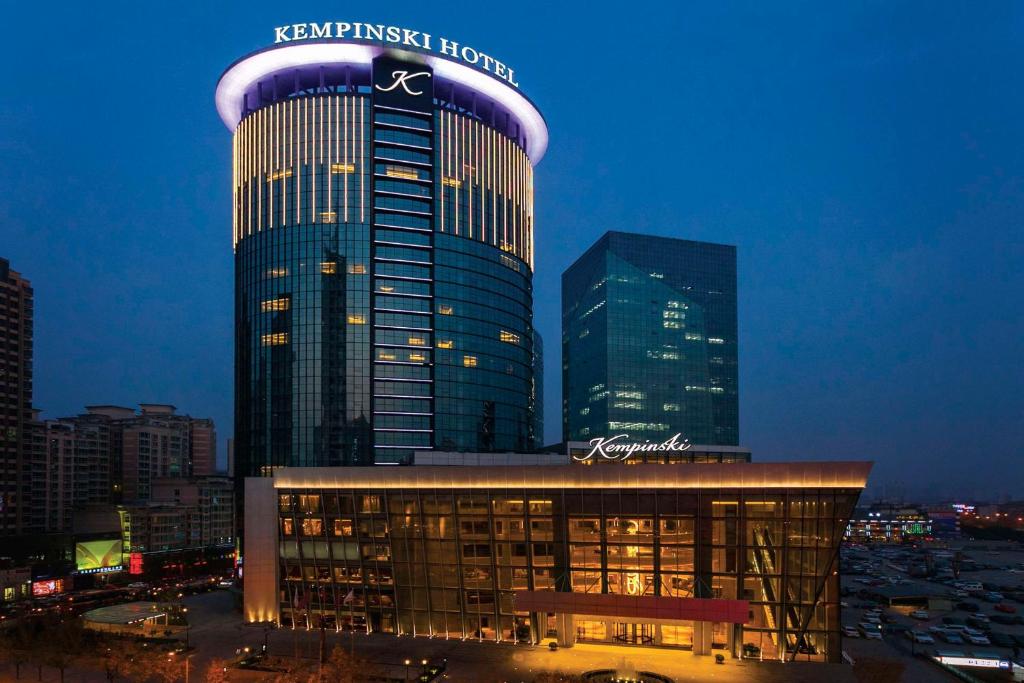 un edificio alto con un cartel encima en Kempinski Hotel Taiyuan en Taiyuán