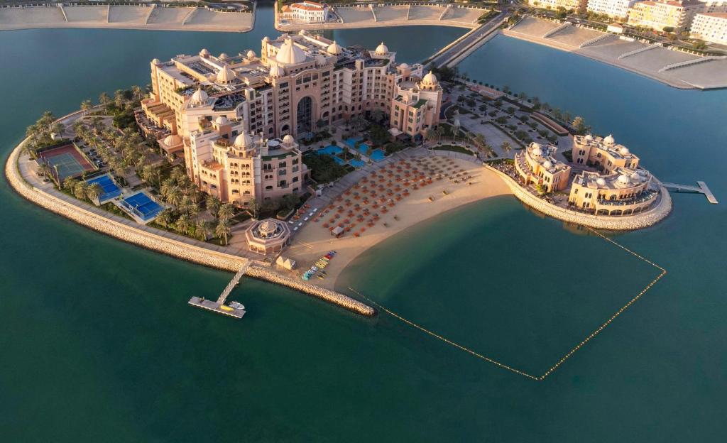 uma vista aérea de um resort numa ilha na água em Marsa Malaz Kempinski, The Pearl em Doha