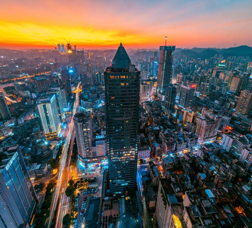 um horizonte da cidade à noite com um edifício alto em Kempinski Hotel Guiyang em Guiyang