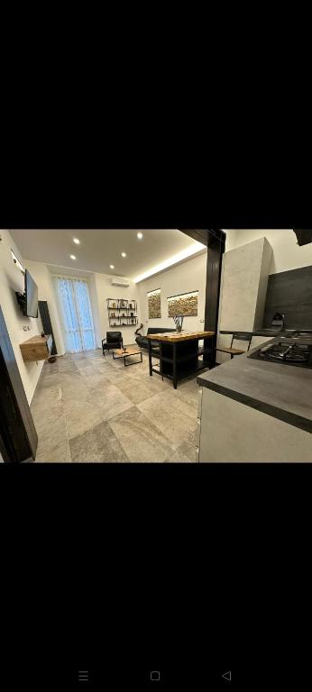 uma grande sala de estar com um sofá e uma mesa em Koman House em Savona