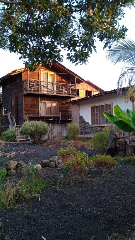 an old house with a porch and a balcony at El Pajas in Puerto Velasco Ibarra