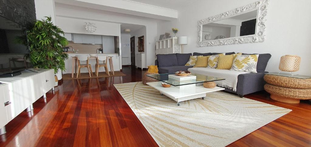 una sala de estar con un sofá y una mesa en El Centro de Vigo, en Vigo