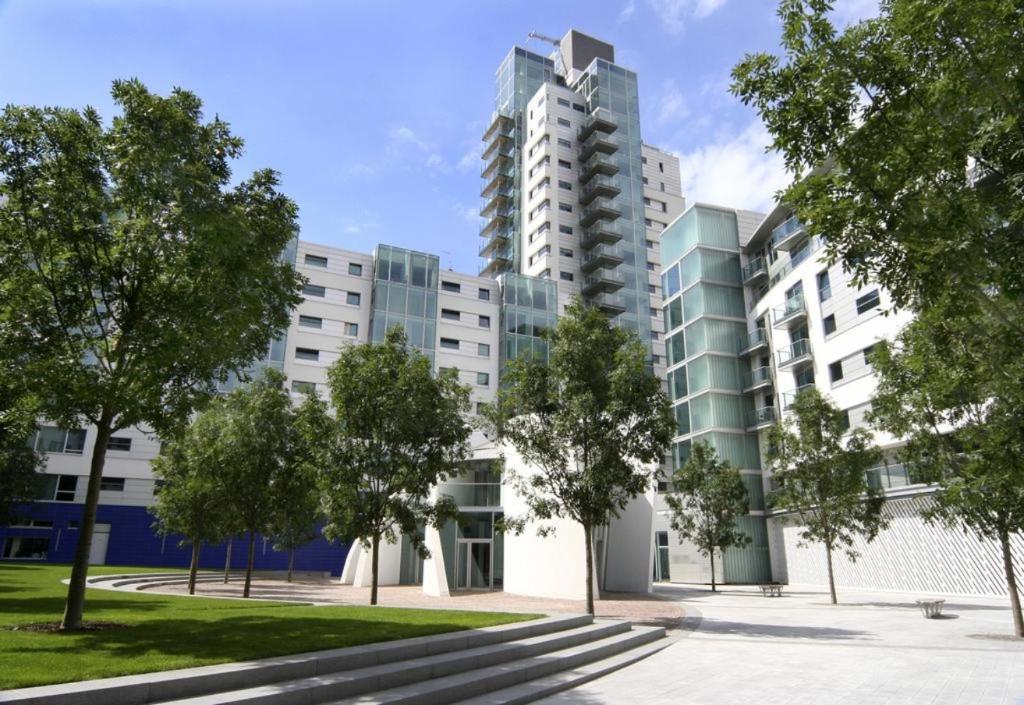 a renderización de un edificio de apartamentos en King Bed at London Bridge Apt/Modern And Secure en Londres