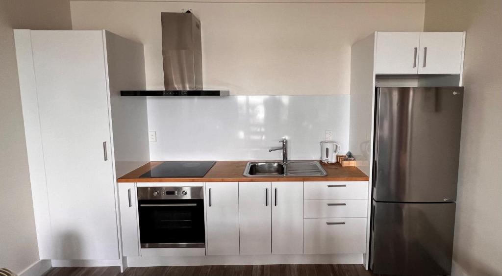 Kuchyň nebo kuchyňský kout v ubytování Mangonui Waterfront Apartments