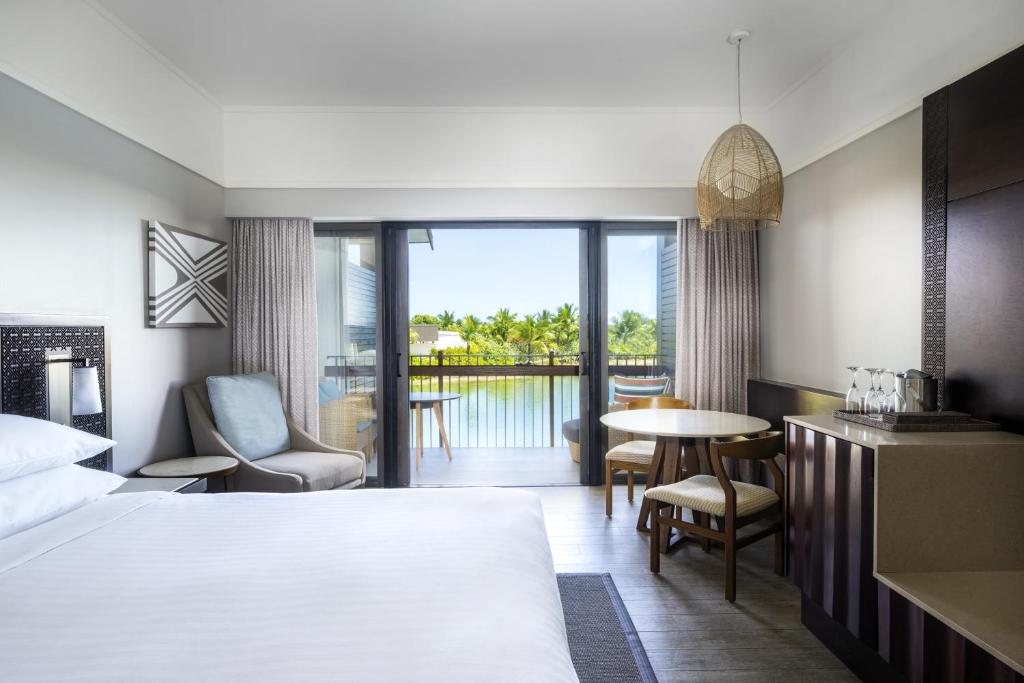Postel nebo postele na pokoji v ubytování Fiji Marriott Resort Momi Bay