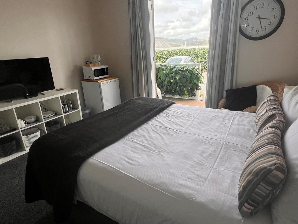 Postel nebo postele na pokoji v ubytování Mangonui Waterfront Apartments