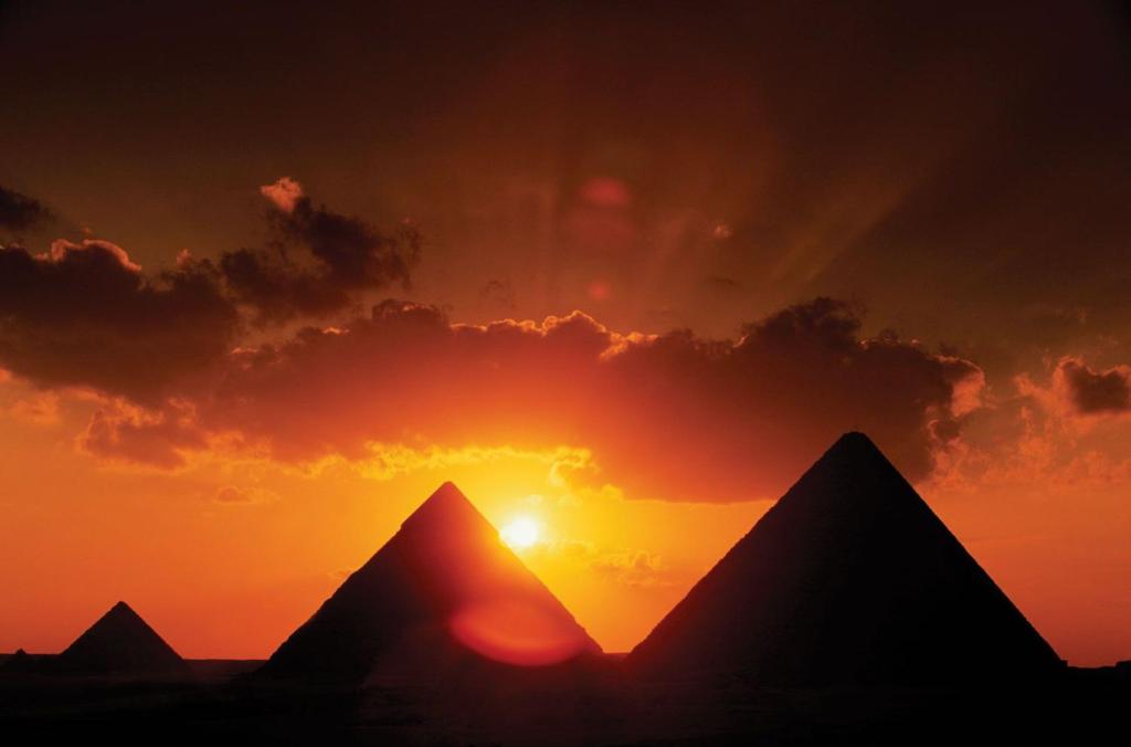 an image of the pyramids at sunset at Sphinx view hotel in Ghaţāţī