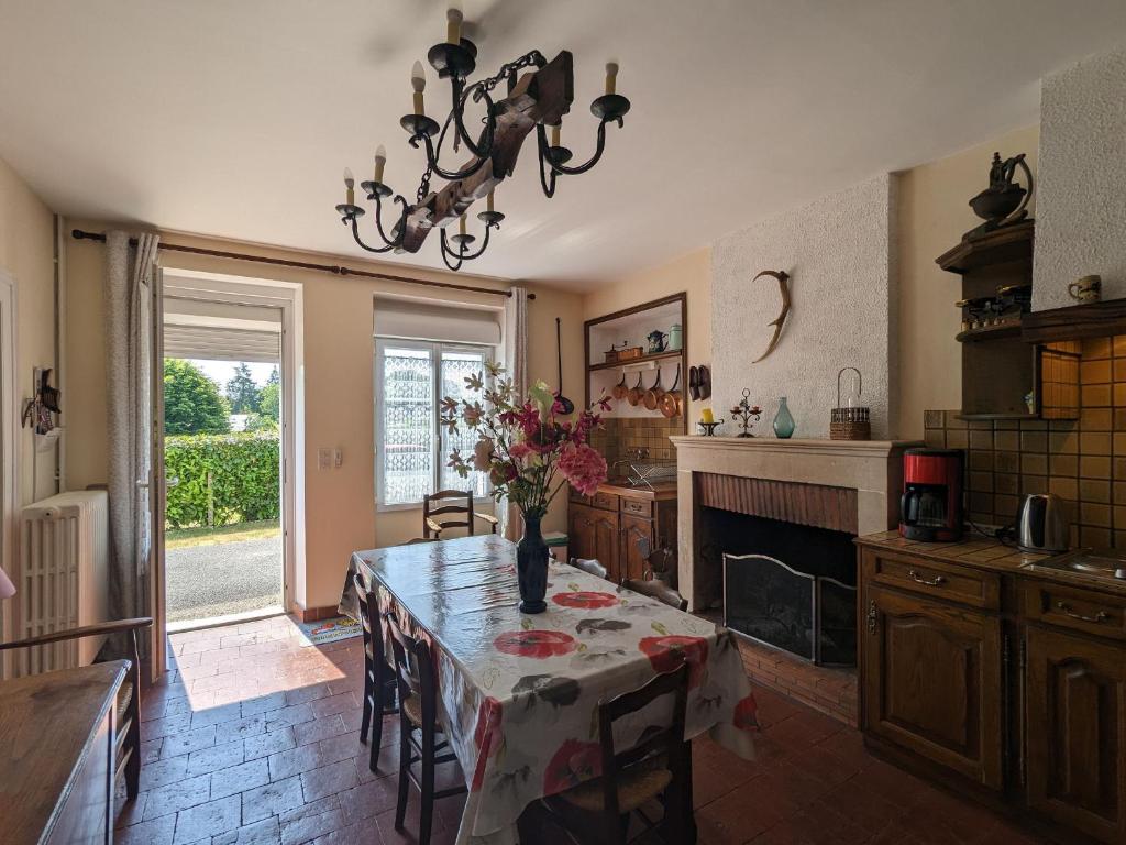 Maison de Bourg avec Grand Jardin, Salle de Jeux et Confort Moderne – Près des Châteaux de la Loire - FR-1-591-161 - Casa De Vacaciones