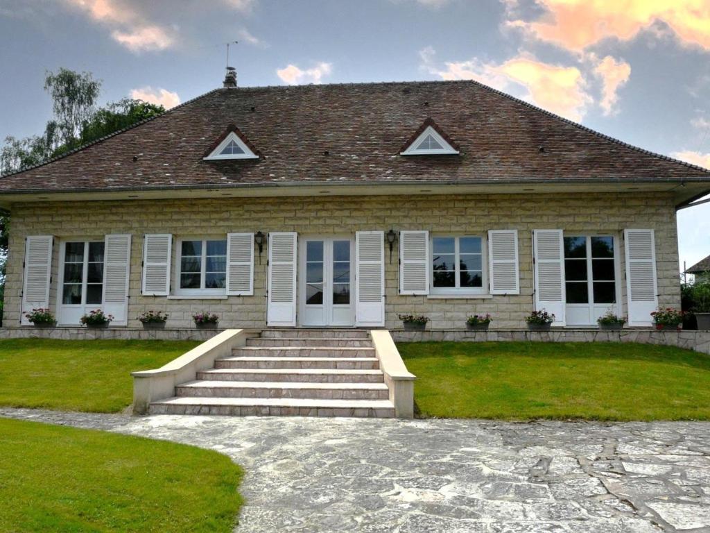 ein weißes Haus mit einer Treppe davor in der Unterkunft Gîte Senonches, 4 pièces, 6 personnes - FR-1-581-36 in Senonches